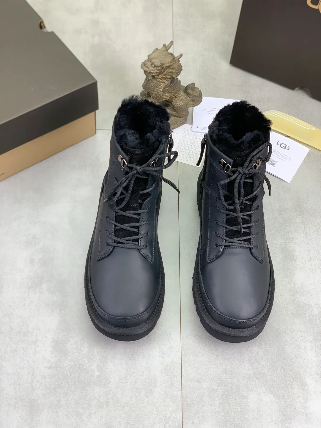 Men's men's shoes 💰P640 New top version UGG 2025 autumn and winter high-top new casual shoes new series Ansley Mules Fashionable and comfortable shallow flat slip-on casual loafers ✨ Classic suede cowhide with 10mm wool lining Insole Fleece collar Soft and comfortable ❤️ Decorated with UGG classic heat embossed brand logo on the back side Full texture Lightweight rubber sole Anti-slip, wear-resistant and comfortable Color: Black Brown Size: 39-45